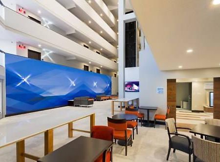 H I Express & Suites San Antonio Medical-Six Flags Ngoại thất bức ảnh